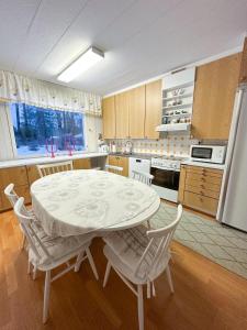 Una cocina con una mesa y sillas en una habitación. en House in Finnish Lapland, en Kemijärvi