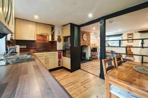 2 Bed in Eype oc-e34183 في ويست باي: مطبخ بدولاب خشبي وطاولة طعام