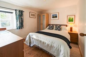 2 Bed in Eype oc-e34183 في ويست باي: غرفة نوم بسرير كبير ونافذة