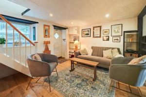 2 Bed in Eype oc-e34183 في ويست باي: غرفة معيشة مع أريكة وكرسيين