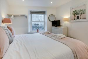 En eller flere senge i et værelse på 2 Bed in Penzance oc-u34133