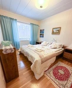 1 dormitorio con 2 camas y cortinas azules en House in Finnish Lapland, en Kemijärvi