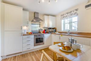 Køkken eller tekøkken på 2 Bed in Tetbury oc-l34108