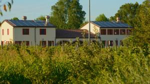 uma casa branca com painéis solares em Agriturismo Dartora em Sambruson