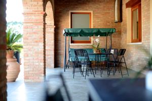 un tavolo e sedie sotto un ombrellone verde su un patio di Agriturismo Dartora a Sambruson