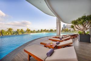 Bazén v ubytování Nesta Celia Danang Hotel nebo v jeho okolí