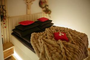una camera con due letti con cuscini rossi di Wiślański Renifer a Wisła