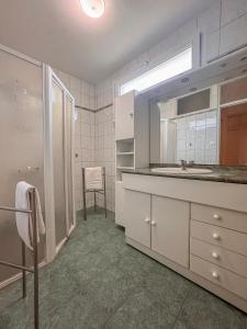un bagno bianco con lavandino e specchio di Domaine Muleterie a Chavagnes-les-Redoux Altre 34 foto