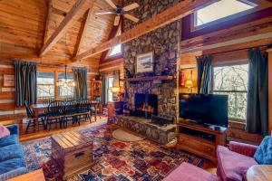 een woonkamer met open haard en tv bij Scarborough Fair in Banner Elk