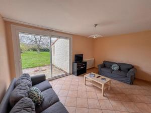 un soggiorno con un divano e un tavolo di Domaine Muleterie a Chavagnes-les-Redoux