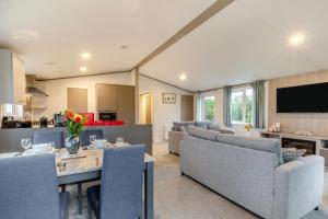 ein Wohnzimmer mit Tisch und Stühlen und eine Küche in der Unterkunft 2 Bed in Bowdens oc-s34028 in Aller