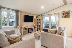 ein Wohnzimmer mit zwei Sofas und einem Fernseher in der Unterkunft 2 Bed in Bowdens oc-s34028 in Aller