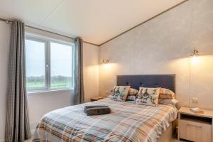 ein Schlafzimmer mit einem Bett mit einem großen Fenster in der Unterkunft 2 Bed in Bowdens oc-s34028 in Aller