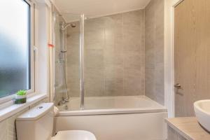 ein Badezimmer mit Badewanne, Toilette und Waschbecken in der Unterkunft 2 Bed in Bowdens oc-s34028 in Aller + 11 Fotos
