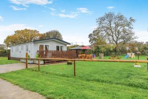 ein winziges Haus mit Spielplatz im Hof in der Unterkunft 2 Bed in Bowdens oc-s34028 in Aller
