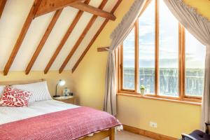 una camera con letto e ampie finestre di 1 Bed in Orford oc-m34121 a Orford