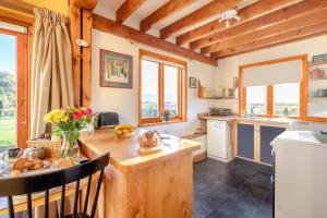 una cucina con un tavolo in legno e un piano di lavoro di 1 Bed in Orford oc-m34121 a Orford Altre 8 foto