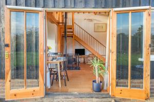 una porta scorrevole in vetro che conduce a un patio con tavolo di 1 Bed in Orford oc-m34121 a Orford