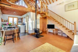 una cucina e un soggiorno con scala a chiocciola di 1 Bed in Orford oc-m34121 a Orford