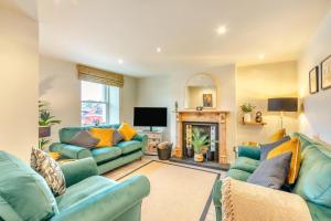 een woonkamer met blauwe banken en een open haard bij 2 Bed in Norham oc-p34181 in Norham