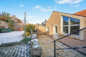 een huis met een stenen pad naast een gebouw bij 2 Bed in Norham oc-p34181 in Norham