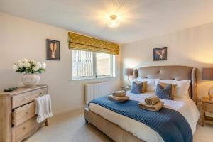 een slaapkamer met een bed met twee handdoeken erop bij 2 Bed in Norham oc-p34181 in Norham