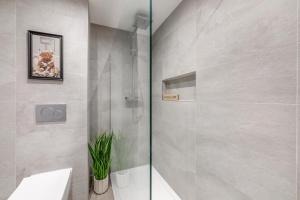 een douche met een glazen deur in een badkamer bij 2 Bed in Norham oc-p34181 in Norham +18 foto's