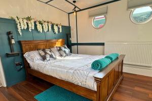 Postel nebo postele na pokoji v ubytování The Swan Flotel - Barton Marina