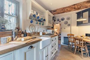 Η κουζίνα ή μικρή κουζίνα στο 3 Bed in Whitchurch oc-c34182