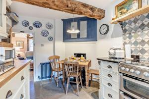 Η κουζίνα ή μικρή κουζίνα στο 3 Bed in Whitchurch oc-c34182 +14 φωτογραφίες