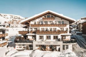 un gran edificio blanco en la nieve en Apartments in Serfaus - Ötztal 49987, en Serfaus