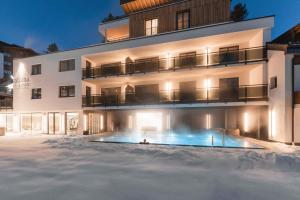 Un edificio con piscina enfrente. en Apartments in Serfaus - Ötztal 49987, en Serfaus