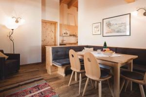 Una cocina y un comedor con mesa y sillas. en Apartments in Serfaus - Ötztal 49987, en Serfaus