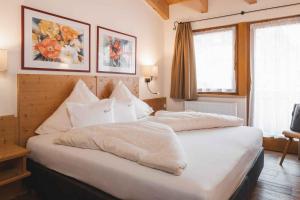 un dormitorio con una cama con sábanas y almohadas blancas en Apartments in Serfaus - Ötztal 49987, en Serfaus 67 fotos más