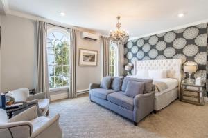 Χώρος καθιστικού στο Serenity Inn Newport