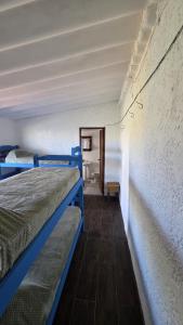 カボ・ポロニオにあるLafaroladelcaboの二段ベッドが2つある部屋