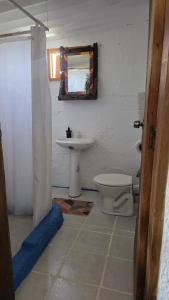 カボ・ポロニオにあるLafaroladelcaboのトイレと洗面台のあるバスルーム