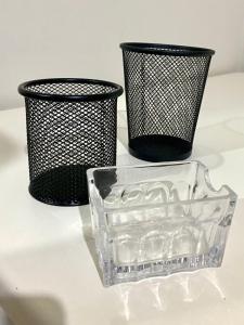 dois vasos pretos em cima de uma mesa em Apart Cavalari Kitnets em Marília