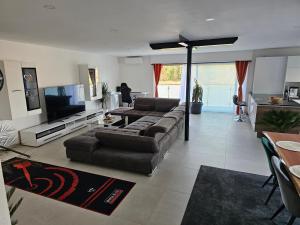 TV a/nebo společenská místnost v ubytování Sebastian's Chalet Royal