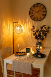 mesa de comedor con reloj en la pared en Home-Like Studio Walking Distance to the Old Town l Washing Machine l Bus Station Nearby, en Novi Sad