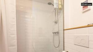 une douche avec une porte en verre dans une salle de bain dans l'établissement Ramblas Apartment Central BCN, à Barcelone 19 autres photos