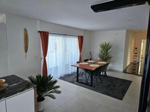 una cucina e una sala da pranzo con tavolo e sedie di Sebastian's Chalet Royal a Ötigheim