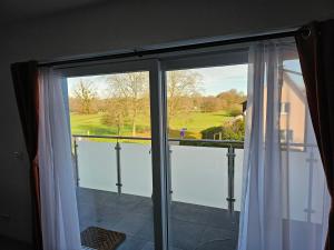 una finestra scorrevole in vetro con vista su un cortile di Sebastian's Chalet Royal a Ötigheim