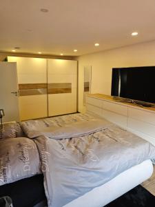 Postel nebo postele na pokoji v ubytování Sebastian's Chalet Royal