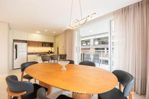 a dining room with a wooden table and chairs at Apto c/ Churrasqueira a 500m da Praia TDF0302 in Itapema
