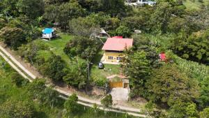 an aerial view of a house in the forest at Café y sueños Cabaña Jacuzi externo in Silvania