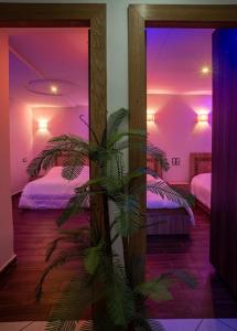 Un pat sau paturi într-o cameră la Chic Signature Stay By the Train Station