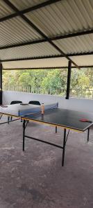 Una mesa de ping pong dentro de un edificio. en Café y sueños, en Silvania