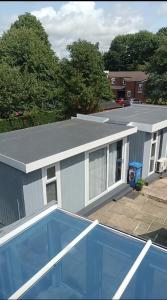 德比Peaceful garden guesthouse, Sleep 4, Parking, Private entrance, SuperFast Wifi的一栋前面有游泳池的房子