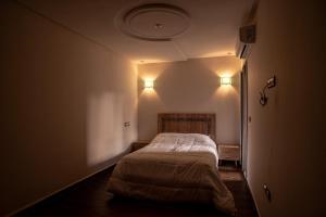 Un pat sau paturi într-o cameră la Chic Signature Stay By the Train Station